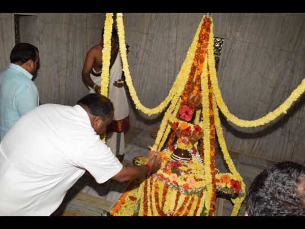 ದೇವಾಲಯಕ್ಕೆ ಭೇಟಿ