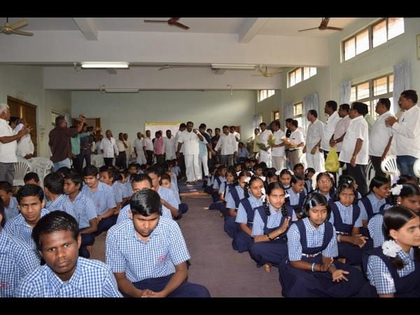 ಮಕ್ಕಳಿಗೆ ಕೇಕ್ ತಿನ್ನಿಸಿದ ಕುಮಾರಸ್ವಾಮಿ