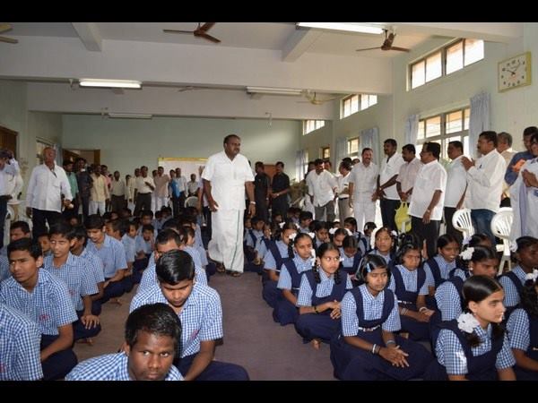 ಅಂಧ ಮಕ್ಕಳ ಶಾಲೆಗೆ ಭೇಟಿ