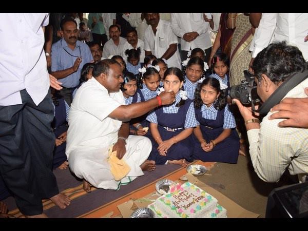 1 ಲಕ್ಷ ಸಹಾಯಧನ ನೀಡಿದರು