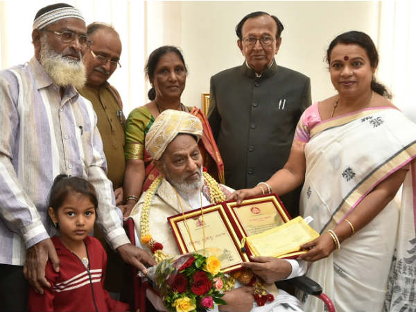 ಕಲಾವಿದ ಅಬ್ದುಲಸಾಬ್‌ಗೆ ರಾಜ್ಯೋತ್ಸವ ಪ್ರಶಸ್ತಿ ವಿತರಣೆ