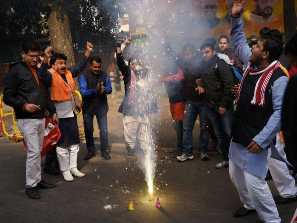 ಪಕ್ಷದ ಕಚೇರಿ ಮುಂದೆ ದೀಪಾವಳಿ