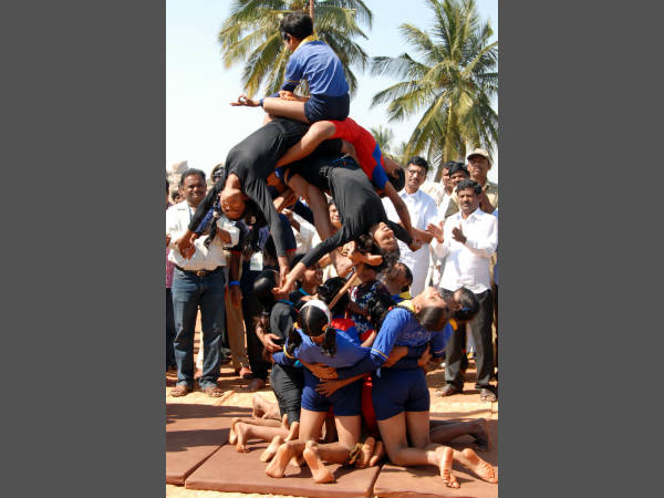 ಹಗ್ಗದ ಮೇಲೆ ಯುವತಿಯರ ಕಸರತ್ತು