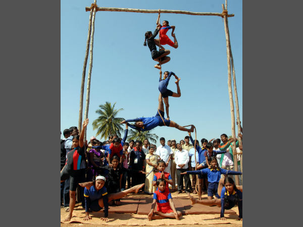 ಹಗ್ಗದ ಮೇಲೆ ಯುವತಿಯರ ಕಸರತ್ತು