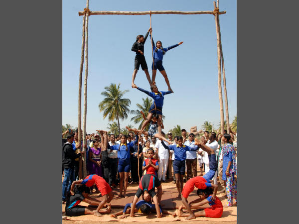 ಹಗ್ಗದ ಮೇಲೆ ಯುವತಿಯರ ಕಸರತ್ತು