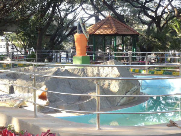 ತ್ರೀಕೋನಾಕೃತಿ ಕೊಳ