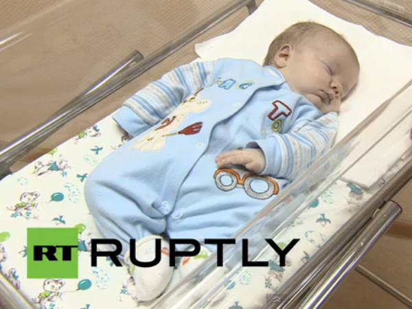 Cat saves baby from freezing in Russia