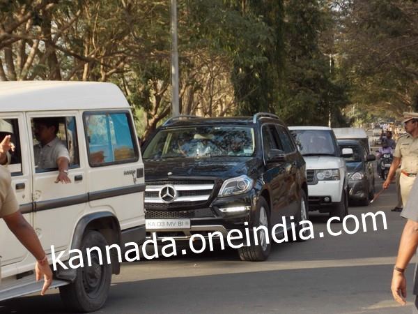 ಪೊಲೀಸ್ ವಾಹನದ ನಡುವೆ ರೆಡ್ಡಿ ಕಾರು