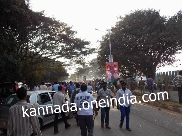 ನೆರೆದಿದ್ದ ಜನರಲ್ಲಿ ಕಾತುರದ ಪ್ರಶ್ನೆ