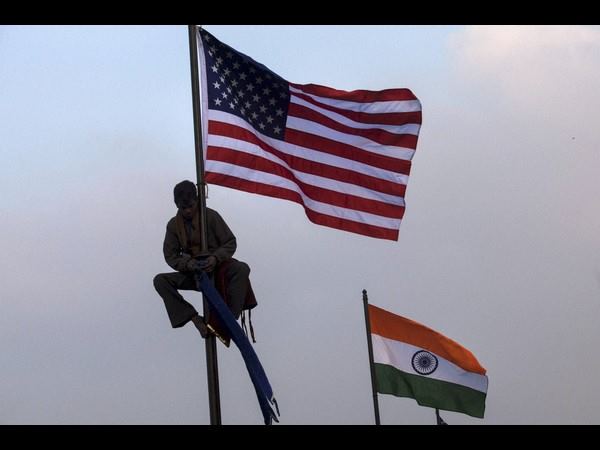 ಏರಿದೆ ಹಾರಿದೆ ನೋಡು ನಮ್ಮ ಬಾವುಟ