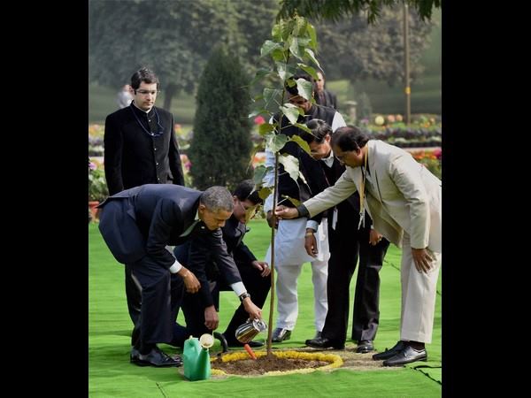 ಅಶ್ವಥ ಗಿಡ ನೆಟ್ಟು ನೀರುಣಿಸಿದ ಒಬಾಮಾ