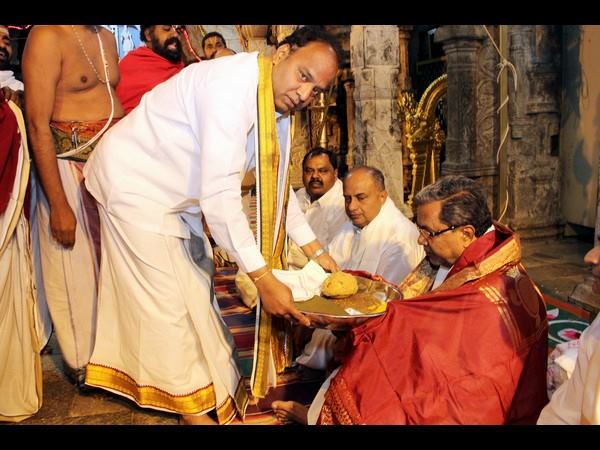 ಟಿಟಿಡಿ ವತಿಯಿಂದ ಸಿಎಂ ಸಿದ್ದುಗೆ ಸ್ಮರಣಿಕೆ ಟಿಟಿಡಿ ವತಿಯಿಂದ ಸಿಎಂ ಸಿದ್ದುಗೆ ಸ್ಮರಣಿಕೆ