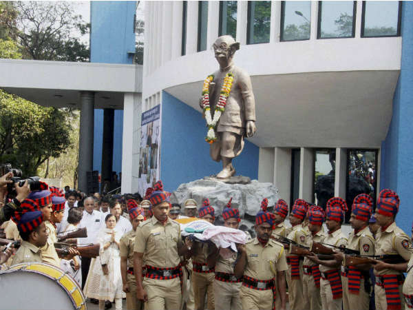 ಆರ್.ಕೆ. ಲಕ್ಷ್ಮಣ್ ಪಾರ್ಥಿವ ಶರೀರ ಹೊತ್ತೊಯ್ದ ಪೊಲೀಸರು