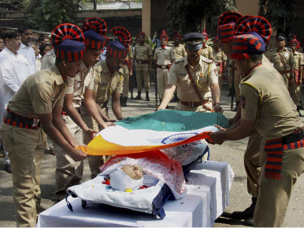 ರಾಷ್ಟ್ರಧ್ವಜ ಹೊದಿಸಿ ಗೌರವ