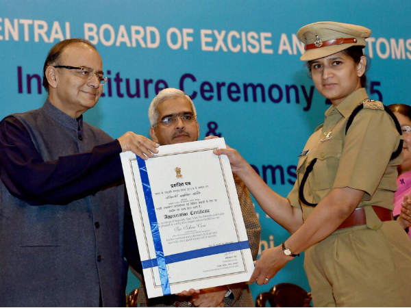 ಕಸ್ಟಮ್ಸ್ ಅಧಿಕಾರಿಗೆ ಪ್ರಮಾಣಪತ್ರ