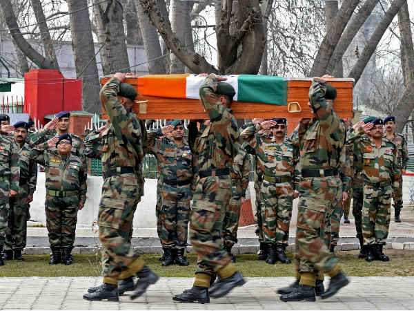 ಶವ ಹೊತ್ತೊಯ್ಯುತ್ತಿರುವ ಸೈನಿಕರು