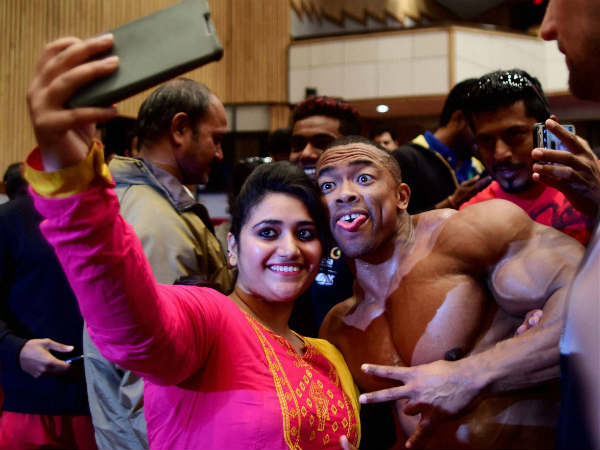 ಅಭಿಮಾನಿಯೊಂದಿಗೆ ದೇಹದಾರ್ಢ್ಯಪಟು