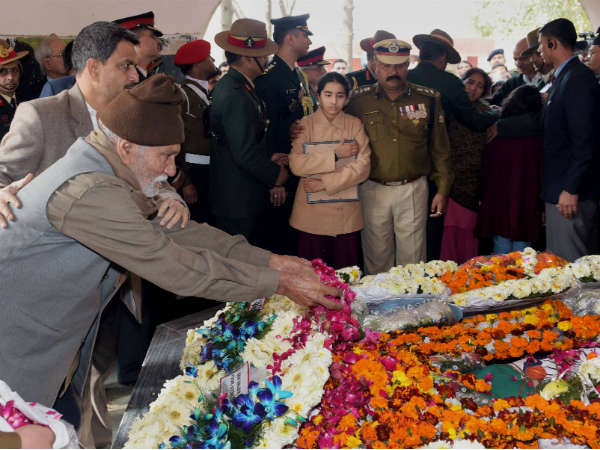ಮಗನ ಶವಕ್ಕೆ ತಂದೆಯ ಅಶ್ರುತರ್ಪಣ ಮಗನ ಶವಕ್ಕೆ ತಂದೆಯ ಅಶ್ರುತರ್ಪಣ