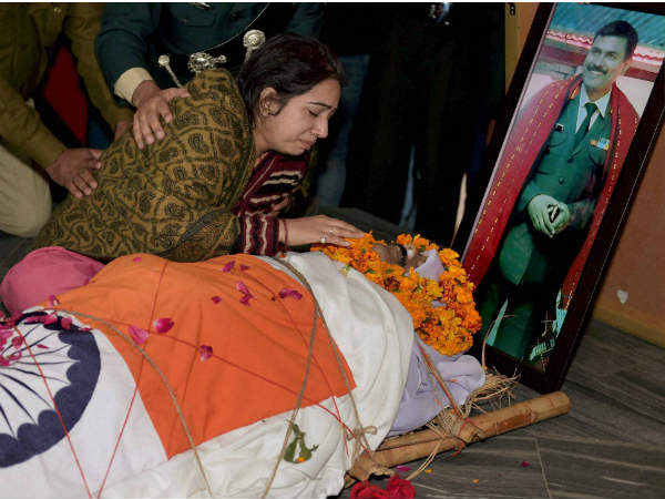 ರಾಯ್ ಶವದೆದುರು ದುಃಖತಪ್ತ ಪತ್ನಿ ರಾಯ್ ಶವದೆದುರು ದುಃಖತಪ್ತ ಪತ್ನಿ