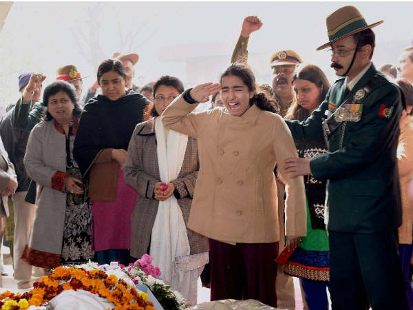 ವೀರ ತಂದೆಗೆ ಮಗಳ ಕೊನೆಯ ಸೆಲ್ಯೂಟ್ ವೀರ ತಂದೆಗೆ ಮಗಳ ಕೊನೆಯ ಸೆಲ್ಯೂಟ್