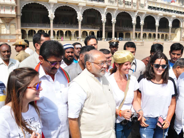Narendra Modi's brother Prahlad visits Mysuru