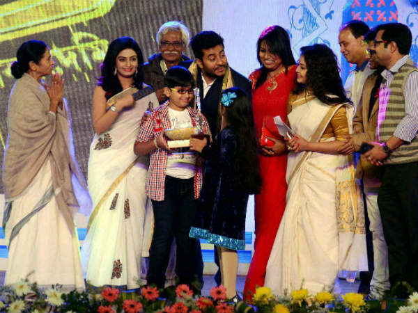 ಪ್ರಶಸ್ತಿ ವಿತರಣೆಯಲ್ಲಿ ಮಮತಾ