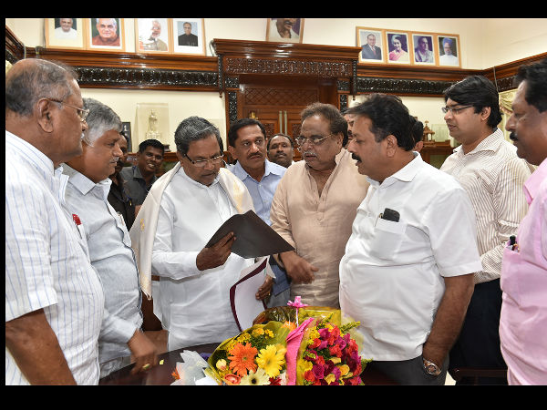 Ambareesh invites CM Siddaramaiah to Manday 75 program