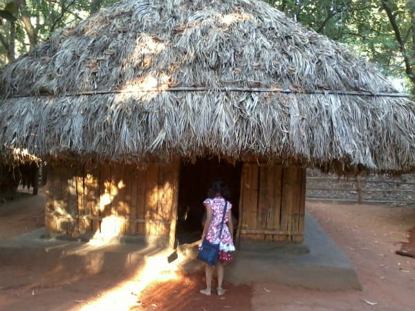 ಹಳ್ಳಿಯಲ್ಲಿರುವಂತೆ ನಿರ್ಮಿಸಿರುವ ಗುಡಿಸಲು