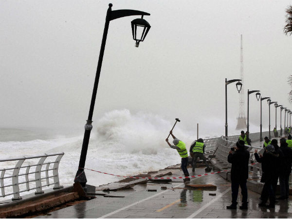 ಭಾರೀ ತೆರೆಗೆ ಮುರಿದ ತಡೆಗಟ್ಟು