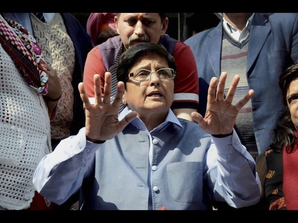 ಬೇಡಿ ಹೇಳಿಕೆಗೆ ಕಾಂಗ್ರೆಸ್ ಲೇವಡಿ ಬೇಡಿ ಹೇಳಿಕೆಗೆ ಕಾಂಗ್ರೆಸ್ ಲೇವಡಿ