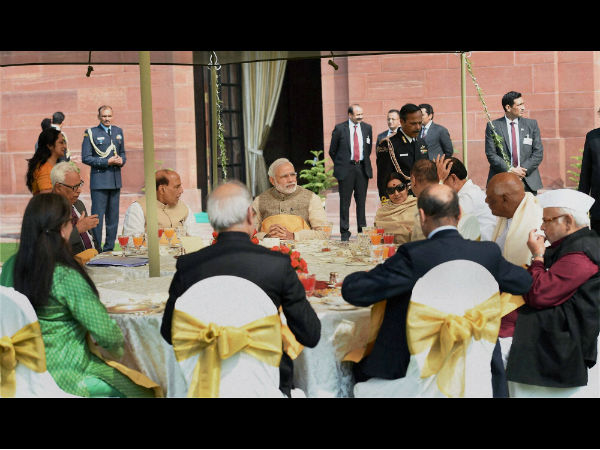 ರಾಜ್ಯಪಾಲರೊಂದಿಗೆ ಔತಣ