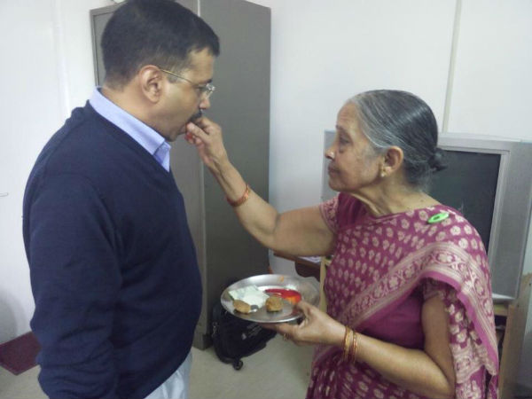 ಅಮ್ಮನ ಆಶೀರ್ವಾದ ಪಡೆದ ಕೇಜ್ರಿವಾಲ್