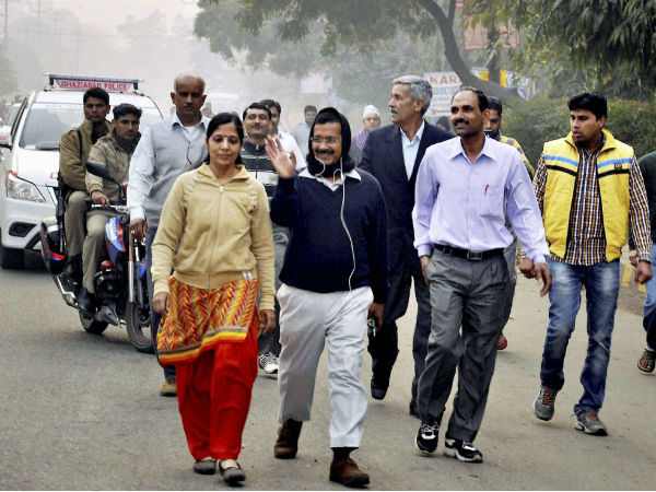 ಜನರತ್ತ ಕೈ ಬೀಸಿದ ಕೇಜ್ರಿವಾಲ್