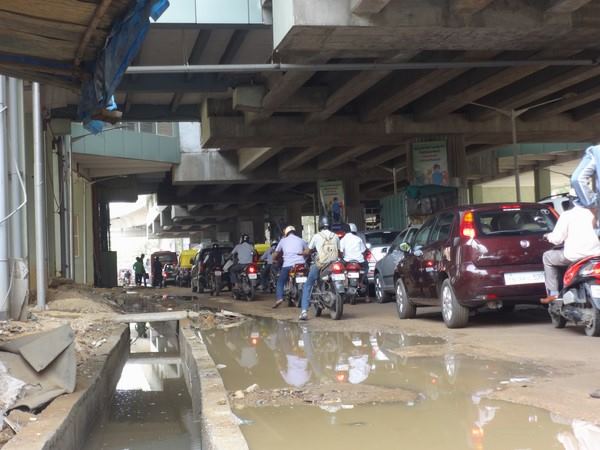 ರಸ್ತೆಗೆ ನುಗ್ಗಿದ ನೀರು