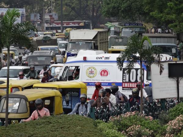 ಸಿಕ್ಕಿಕೊಂಡ ಆಂಬುಲೆನ್ಸ್