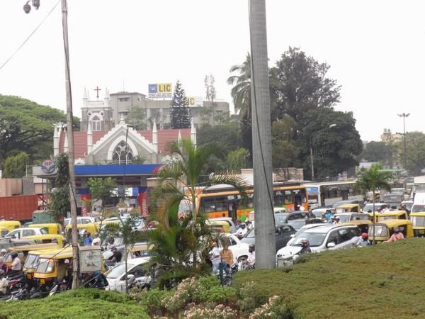 ನಾಮುಂದೆ ತಾಮುಂದೆ