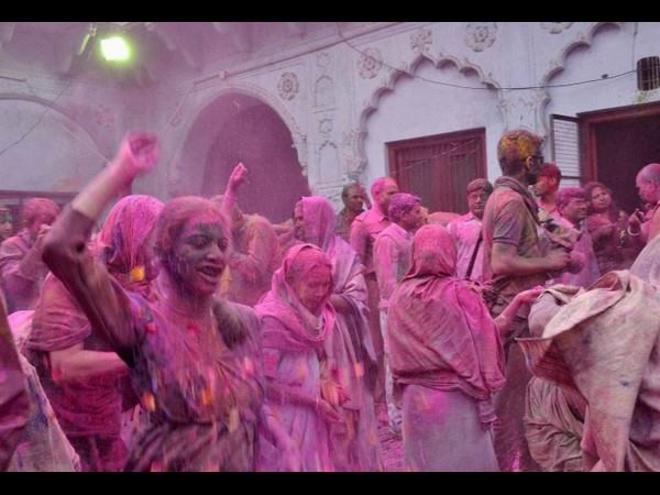 ವೃಂದಾವನದಲ್ಲಿ ಕೃಷ್ಣಭಕ್ತೆಯರು