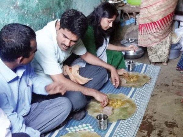 ದಲಿತ ಮಹಿಳೆಯ ಮನೆಯಲ್ಲಿ ಸಹಪಂಕ್ತಿ ಭೋಜನ 