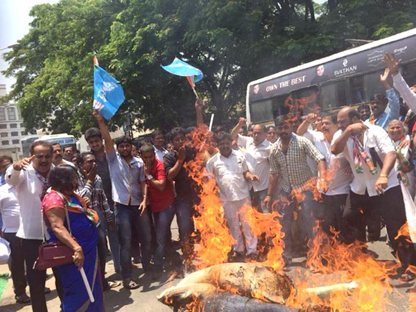 ಕಾಂಗ್ರೆಸ್ ಭಾರೀ ಪ್ರತಿಭಟನೆ