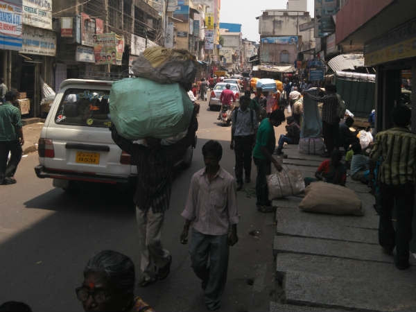 ಬಿಡಿ ವ್ಯಾಪಾರಿಗಳ ಪರದಾಟ