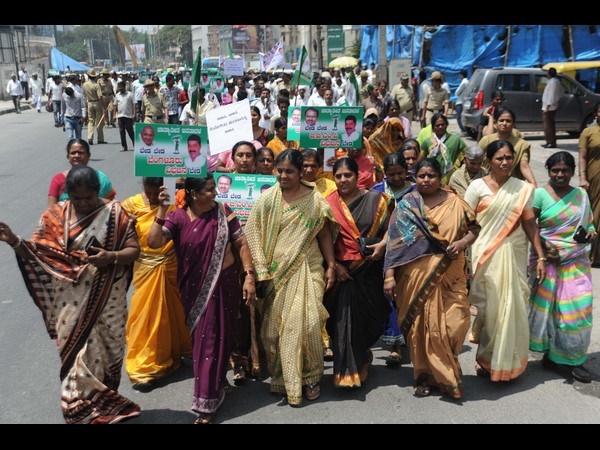 ಮೆರವಣಿಗೆ ನಡೆಸಿದ ಗೌಡರು