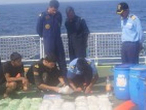 8 smugglers from Pakistan.