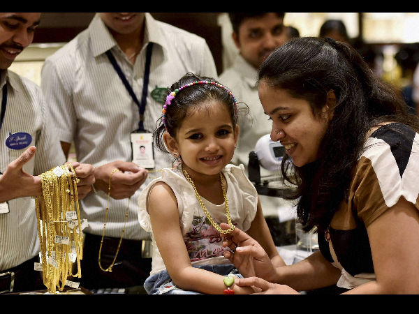 Akshaya Tritiya: Gold price dips; jewellery sales up 10-20% Akshaya Tritiya: Gold price dips; jewellery sales up 10-20%