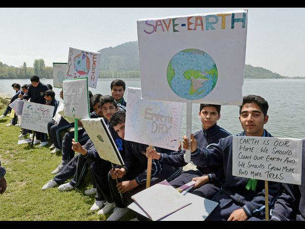 ಶ್ರೀನಗರದಲ್ಲಿ ದಾಲ್ ಸರೋವರದ ಬಳಿ