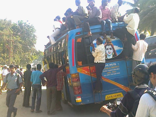 ಖಾಸಗಿ ಬಸ್ಸುಗಳು ಸಂಚರಿಸುತ್ತವೆ 