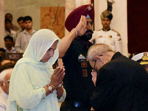 ಶೌರ್ಯಚಕ್ರ ಪಡೆದ ಮಗನ ಹೆಮ್ಮೆಯ ತಾಯಿ