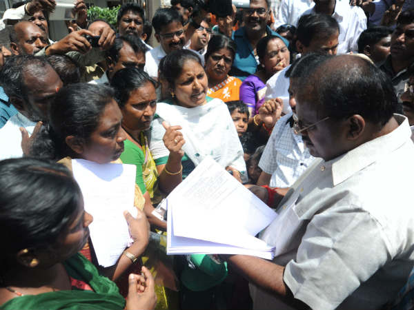 ಅಧಿಕಾರಿಗಳು ಏನು ಮಾಡುತ್ತಿದ್ದರು?