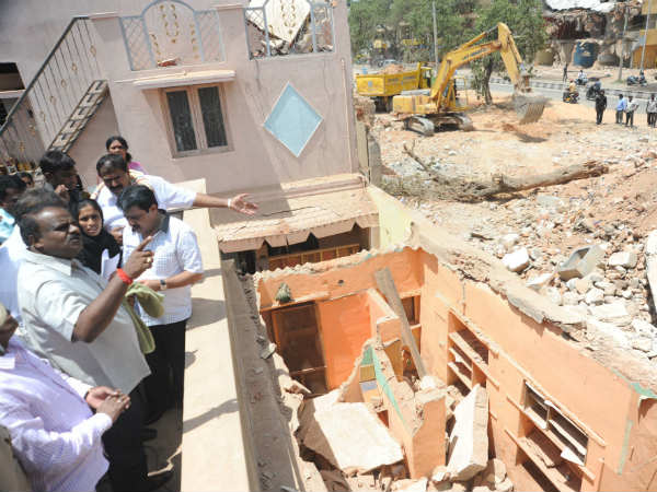 ತಾತ್ಕಾಲಿಕ ಶೆಡ್ ನಿರ್ಮಿಸಲು ಒತ್ತಾಯ