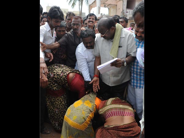 JDS state president H D Kumaraswamy and Jameer visit to lake bed demolition area
