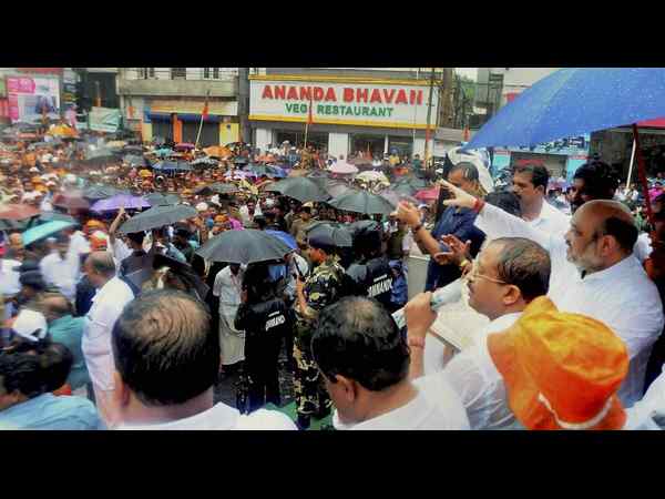 ಮಳೆಯಲ್ಲೂ ಪ್ರತಿಭಟನೆ